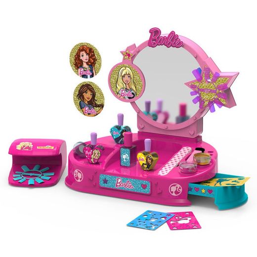 Barbie-Nagelstudio mit Glitzer und Tattoos