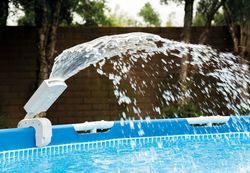 Fuente cascada para piscinas Intex