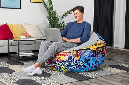 Aufblasbarer Sitzsack mit Graffiti-Motiv, 112 cm x 112 cm x 66 cm