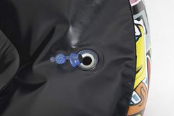 Aufblasbarer Sitzsack mit Graffiti-Motiv, 112 cm x 112 cm x 66 cm