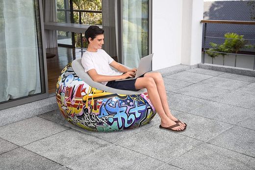 Aufblasbarer Sitzsack mit Graffiti-Motiv, 112 cm x 112 cm x 66 cm