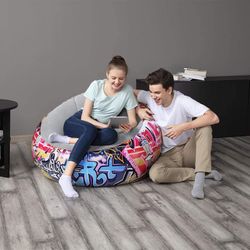 Aufblasbarer Sitzsack mit Graffiti-Motiv, 112 cm x 112 cm x 66 cm