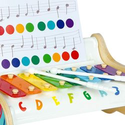 Xilófono de madera con partituras