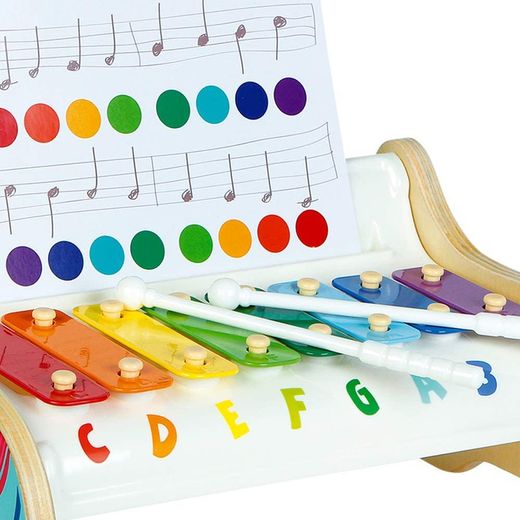 Xilófono de madera con partituras